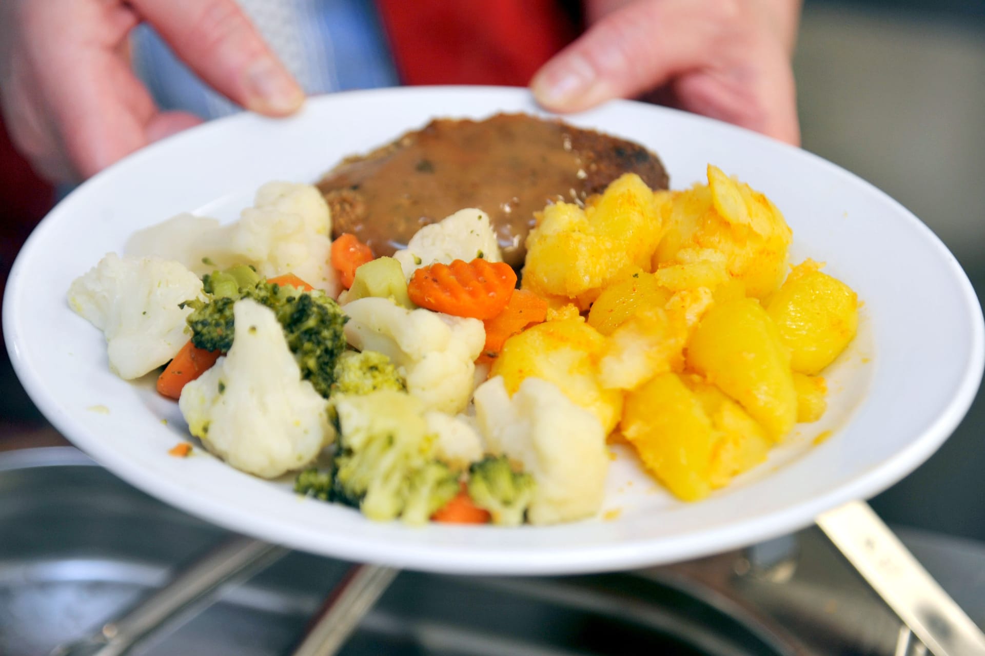 Schulessen (Symbolbild): Nachdem der Caterer viele Schulen nicht mehr beliefert, sind hohe Schulden für das Unternehmen angefallen.