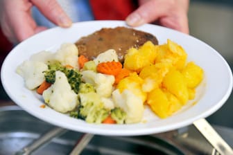 Schulessen (Symbolbild): Nachdem der Caterer viele Schulen nicht mehr beliefert, sind hohe Schulden für das Unternehmen angefallen.