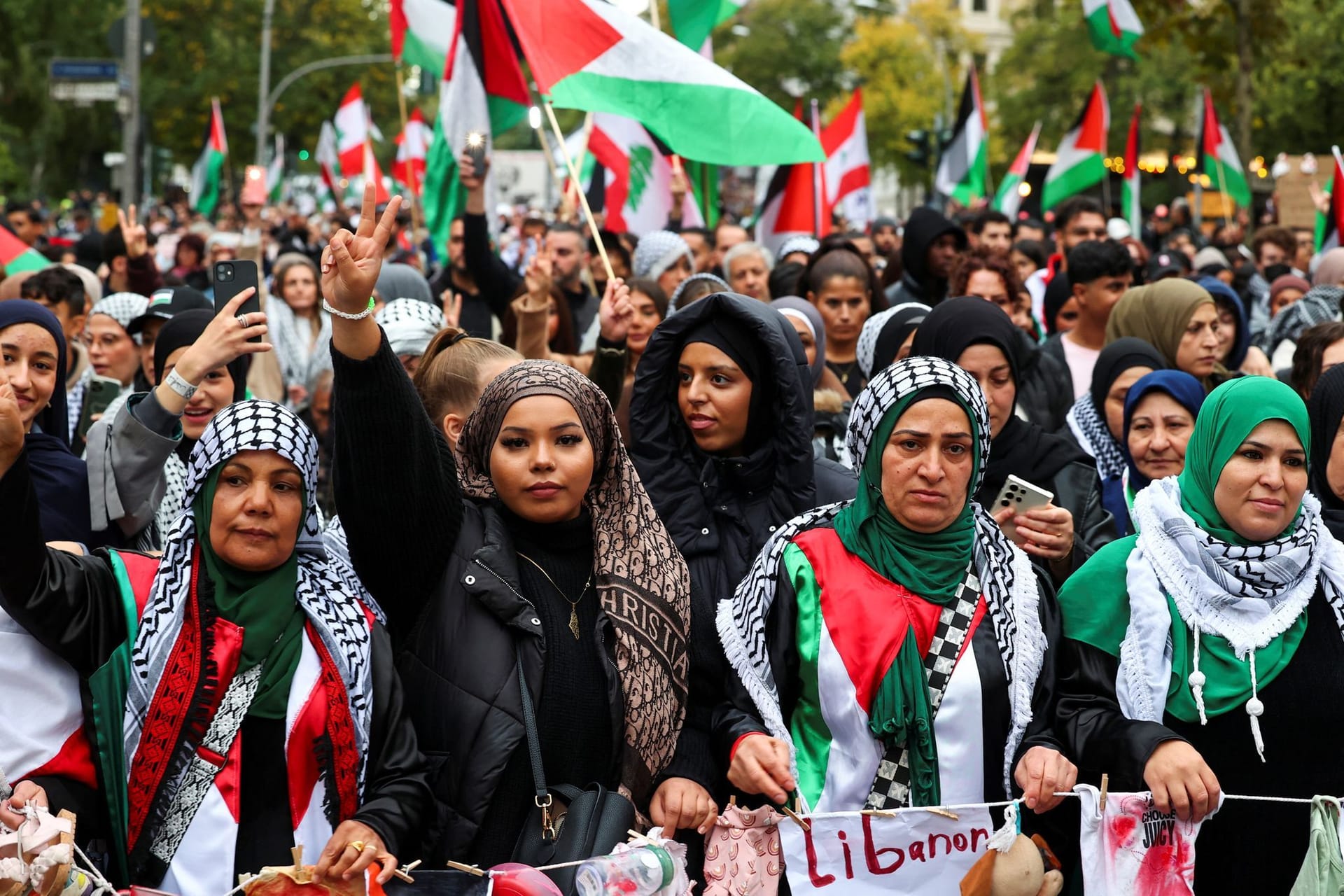 Hunderte Menschen in Berlin erinnern mit Kundgebungen und Demonstrationen an das Hamas-Massaker in Israel und den Gaza-Krieg.