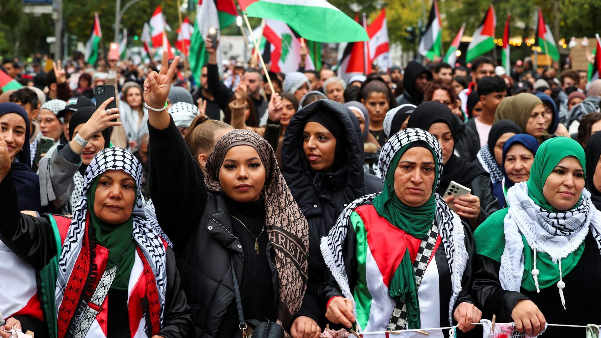 Hunderte Menschen in Berlin erinnern mit Kundgebungen und Demonstrationen an das Hamas-Massaker in Israel und den Gaza-Krieg.