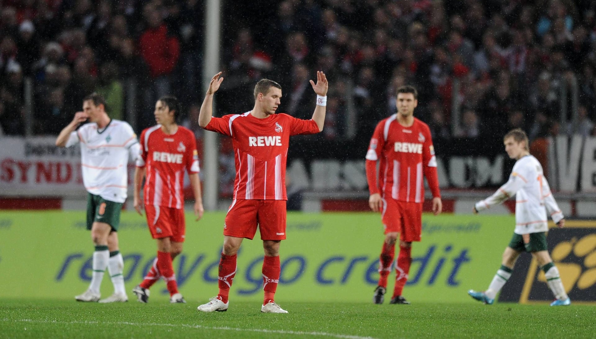 Der Anfang vom zweiten Ende in Köln beginnt mit der Saison 2011/12. FC-Trainer Stale Solbakken nimmt Podolski das Kapitänsamt weg. Zum Saisonende verlässt er den FC erneut.