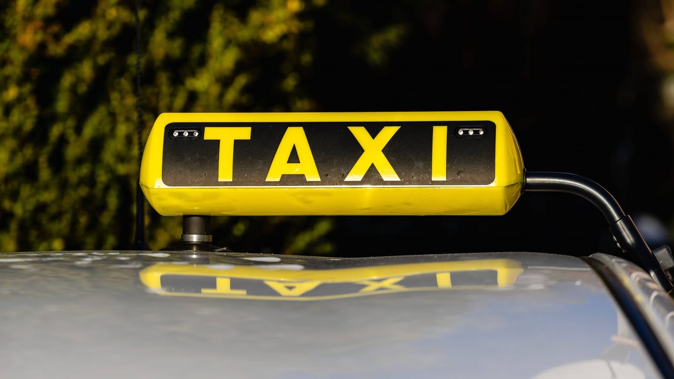 Taxi Schild Ein Schild mit der Aufschrift Taxi auf dem Dach eines Fahrzeuges. Titisee-Neustadt, Deutschland, 21.01.2024