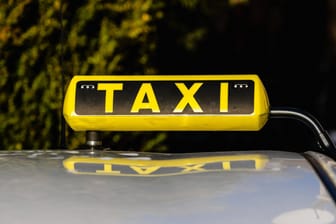 Taxi Schild Ein Schild mit der Aufschrift Taxi auf dem Dach eines Fahrzeuges. Titisee-Neustadt, Deutschland, 21.01.2024