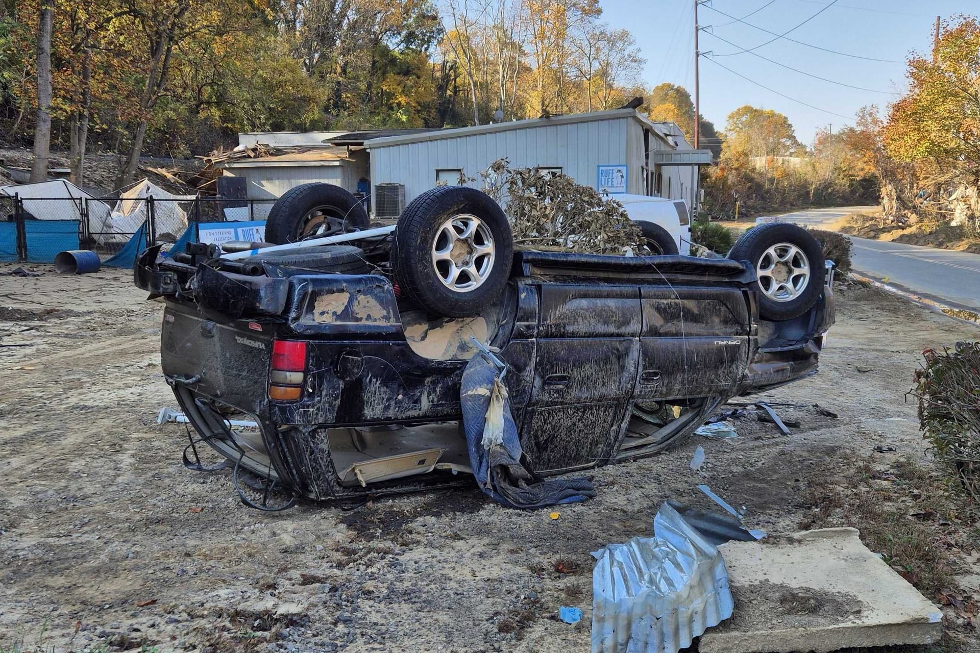 Umgeworfenes Auto in Asheville: Einen Monat nach Hurrikan "Helene" sind die Aufräumarbeiten in der Stadt weiter in vollem Gang.