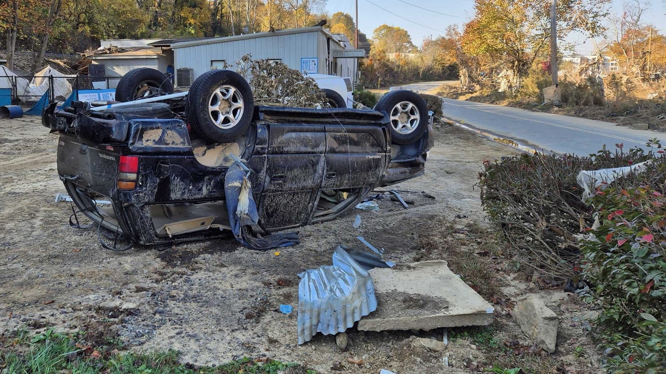 Umgeworfenes Auto in Asheville: Einen Monat nach Hurrikan "Helene" sind die Aufräumarbeiten in der Stadt weiter in vollem Gang.