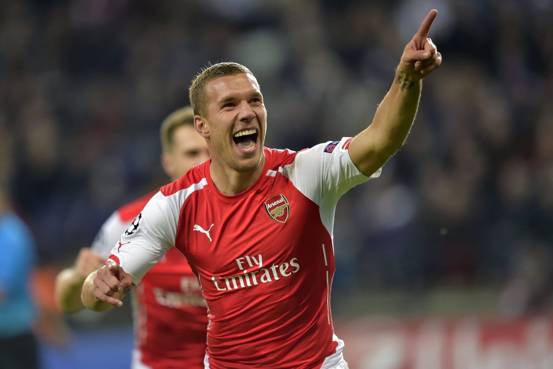 Diesmal unterschreibt Podolski im Sommer 2012 beim FC Arsenal. Beim Traditionsclub wird der Stürmer zwar kein uneingeschränkter Stammspieler, jedoch Publikumsliebling.