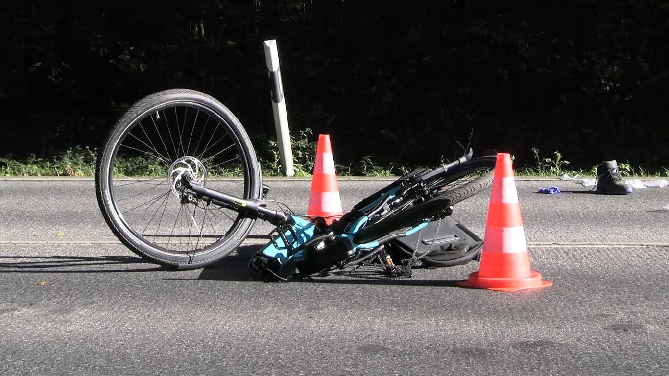 Am Donnerstagvormittag hat es auf der Monschauer Straße einen Unfall zwischen einem Radfahrer und einem Auto gegeben. Der 83-jährige Radfahrer kam dabei ums Leben.