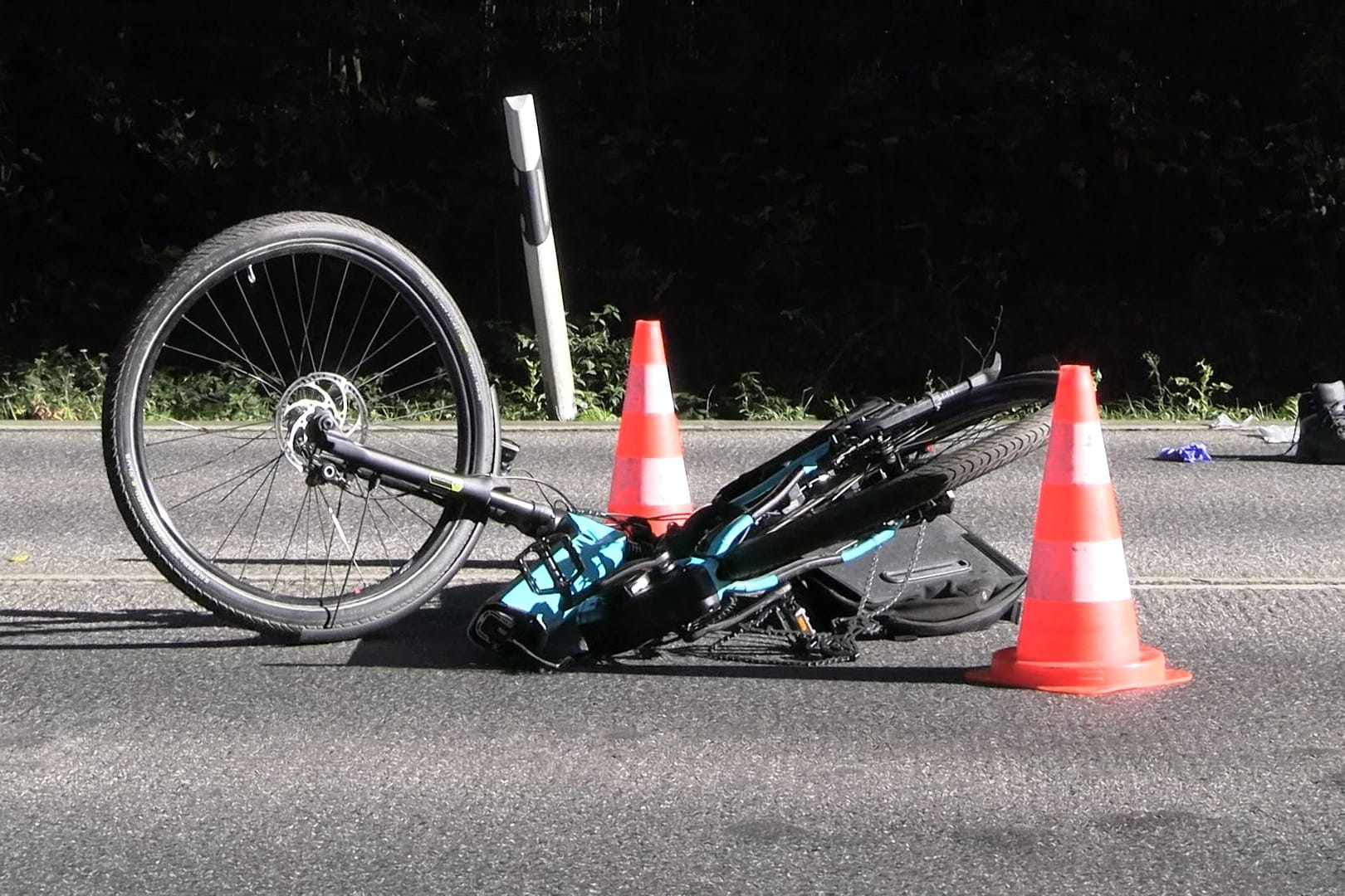 Am Donnerstagvormittag hat es auf der Monschauer Straße einen Unfall zwischen einem Radfahrer und einem Auto gegeben. Der 83-jährige Radfahrer kam dabei ums Leben.