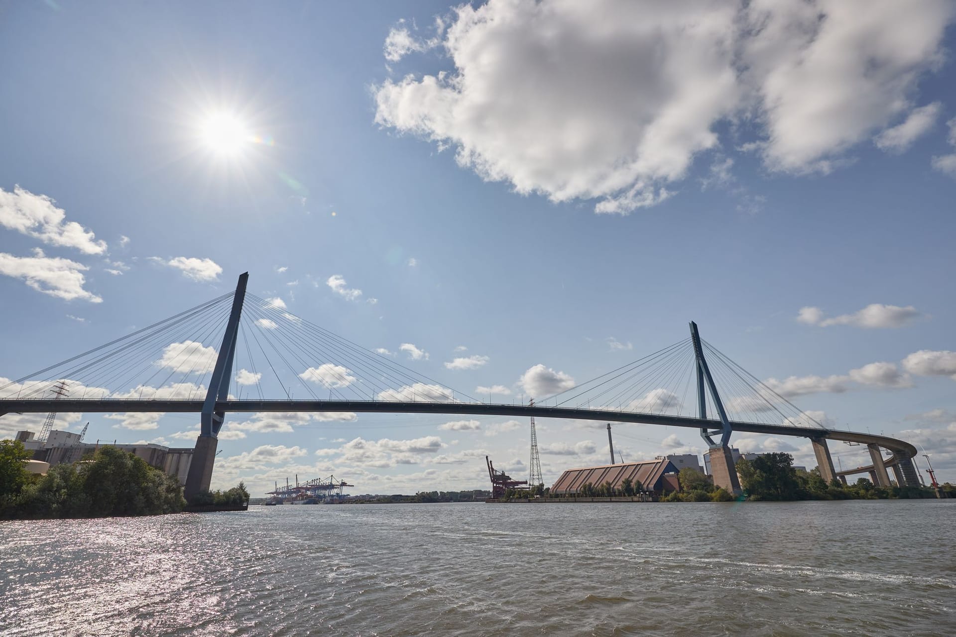 Blick auf die Köhlbrandbrücke (Archivbild): Der Neubau soll 2042 für den Verkehr freigegeben werden.