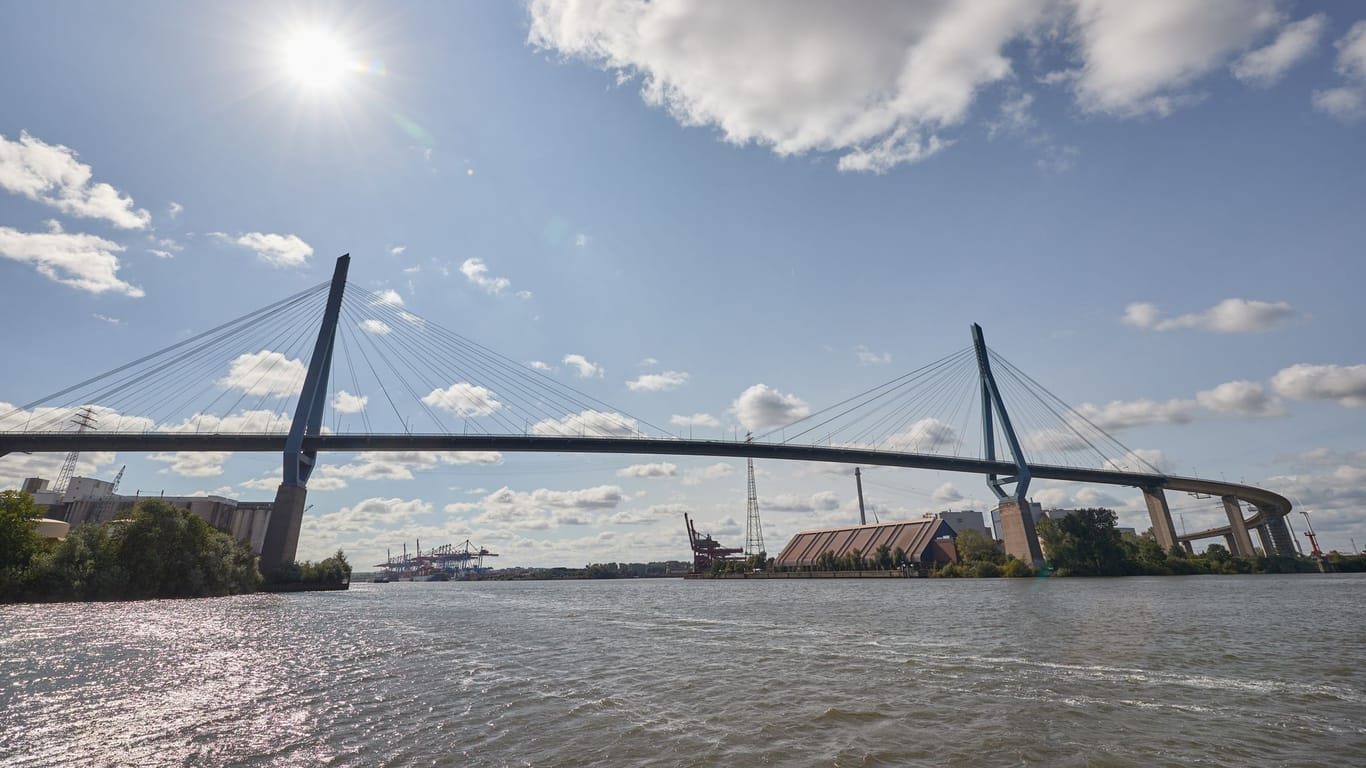 Blick auf die Köhlbrandbrücke (Archivbild): Der Neubau soll 2042 für den Verkehr freigegeben werden.