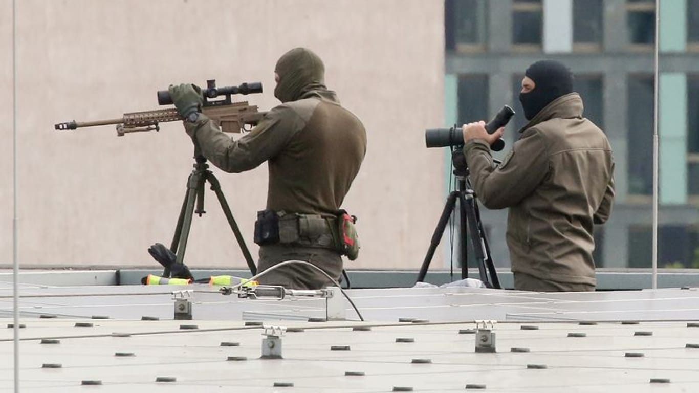 Im Mai 2023 sichern Scharfschützen der Polizei das Gelände vom Dach des Bundeskanzleramtes