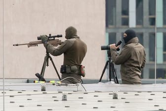 Im Mai 2023 sichern Scharfschützen der Polizei das Gelände vom Dach des Bundeskanzleramtes