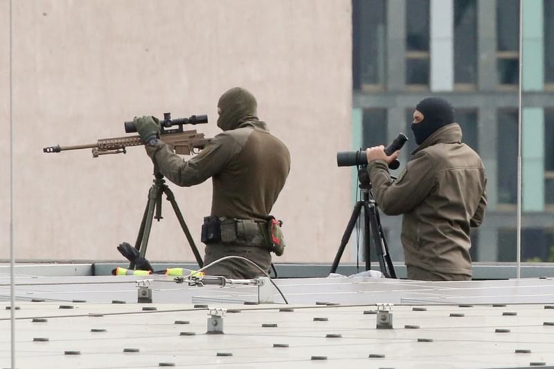 Im Mai 2023 sichern Scharfschützen der Polizei das Gelände vom Dach des Bundeskanzleramtes