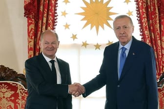 Recep Tayyip Erdoğan und Olaf Scholz in Istanbul: Der türkische Präsident möchte mit Deutschland enger zusammenarbeiten.