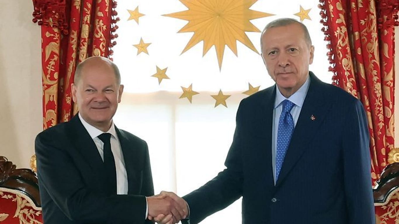 Recep Tayyip Erdoğan und Olaf Scholz in Istanbul: Der türkische Präsident möchte mit Deutschland enger zusammenarbeiten.