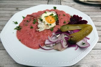 Labskaus mit Spiegelei, Gurken und Rote Beete: Lecker sieht es nicht aus, doch der Geschmack ist unübertroffen.