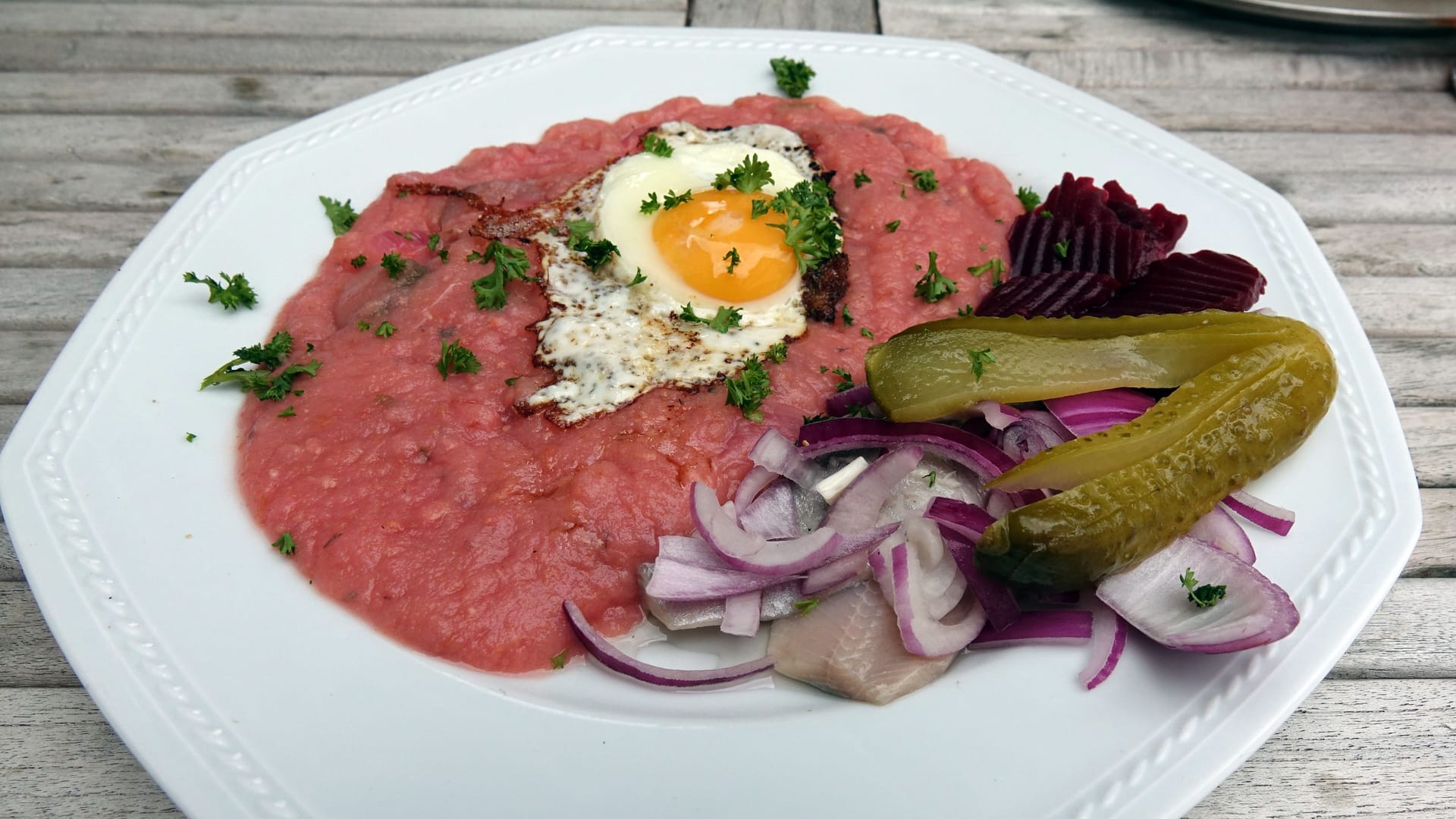 Labskaus mit Spiegelei, Gurken und Rote Beete: Lecker sieht es nicht aus, doch der Geschmack ist unübertroffen.