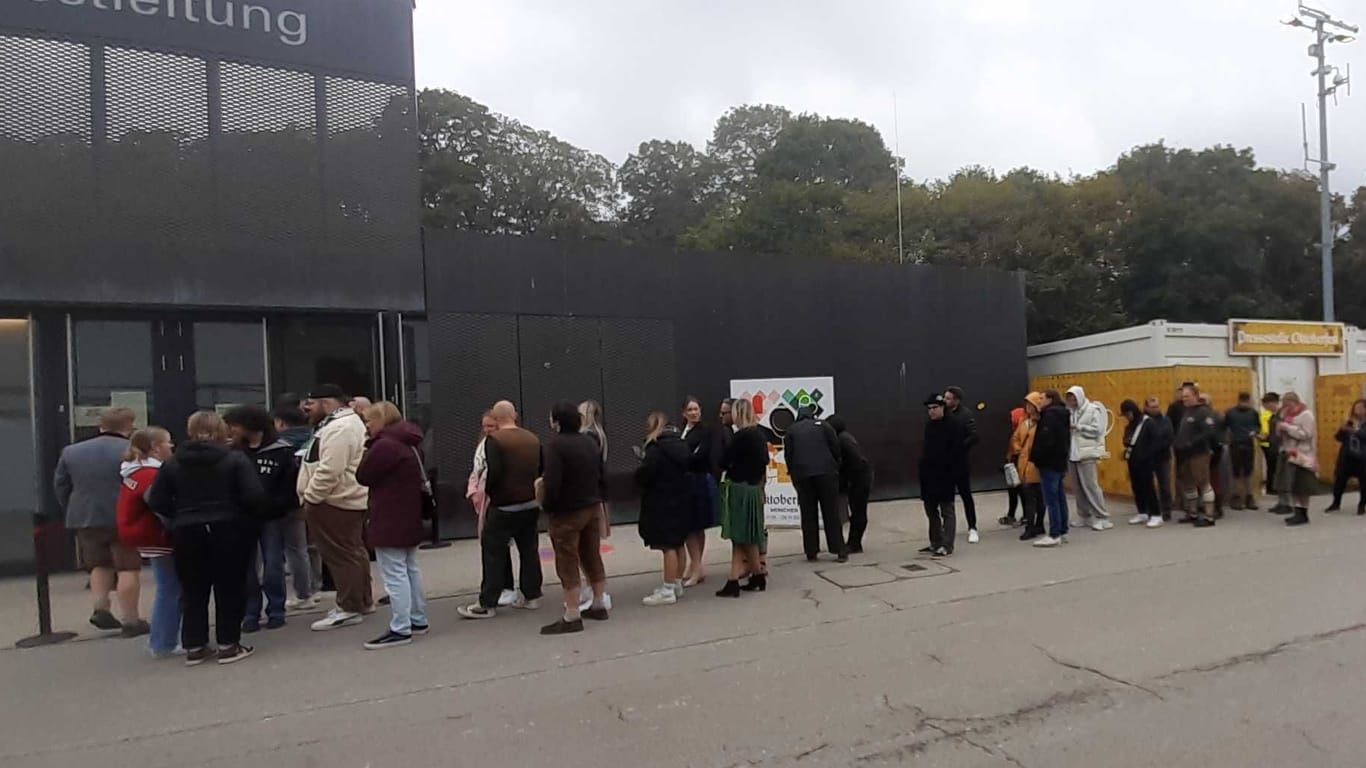 Die Schlange vor dem Fundbüro: Kompliziert wird es, wenn jemand sein Handy zurück haben will.