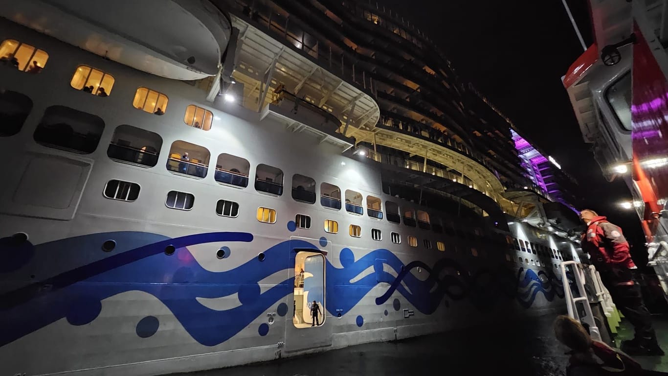 In der Ostsee (Station Laboe) hatte sich ein elfjähriges Mädchen auf einem Kreuzfahrtschiff den Arm gebrochen und benötigte die Hilfe der Seenotretter.