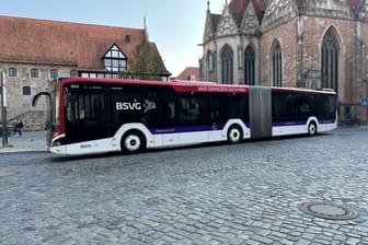 Ein Bus am Braunschweiger Altstadtmarkt: Auch hier werden Tickets künftig teurer.