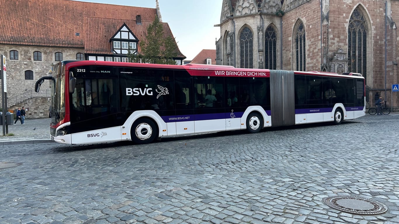 Ein Bus am Braunschweiger Altstadtmarkt: Auch hier werden Tickets künftig teurer.