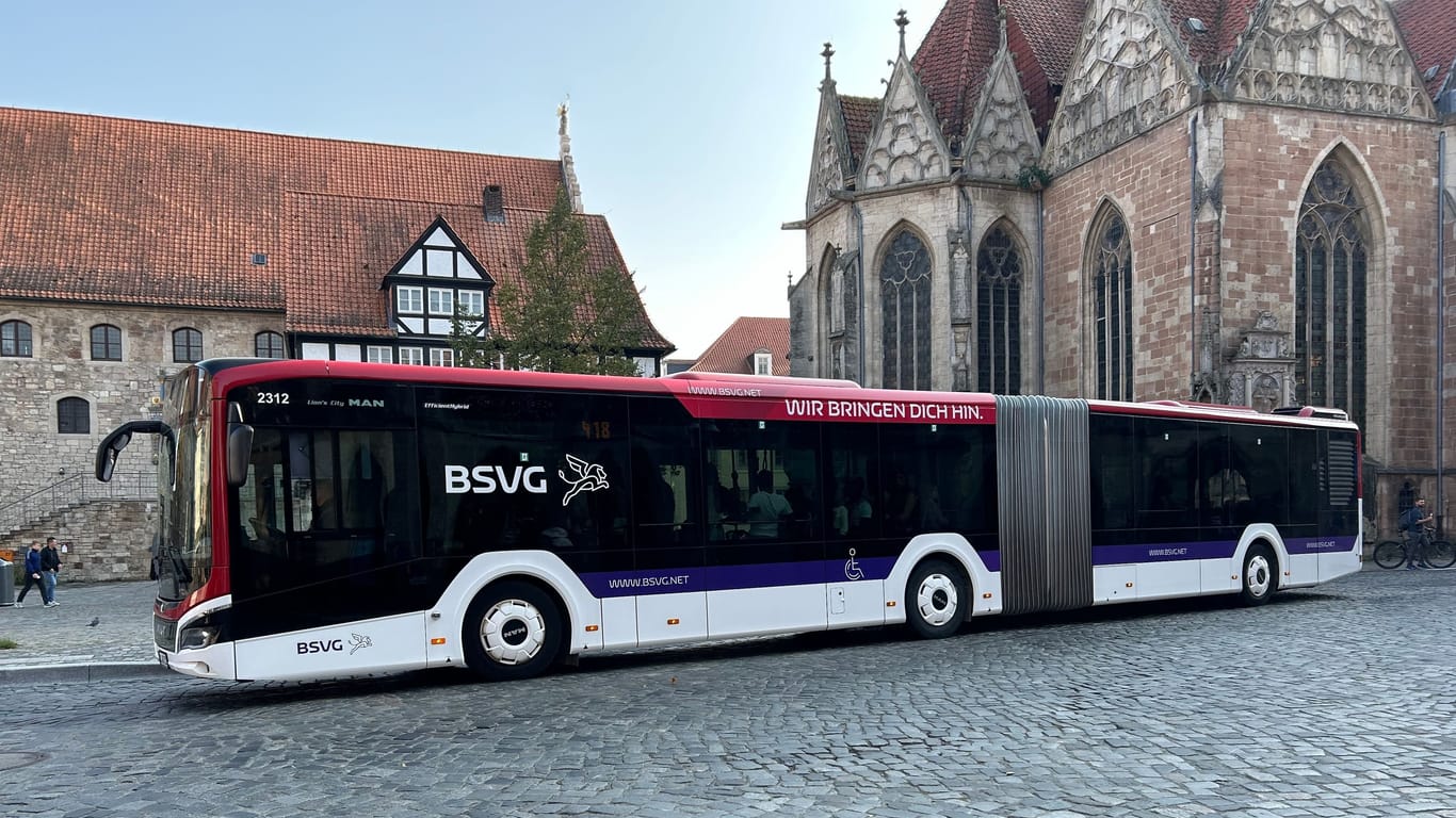 Ein Bus am Braunschweiger Altstadtmarkt: Auch hier werden Tickets künftig teurer.