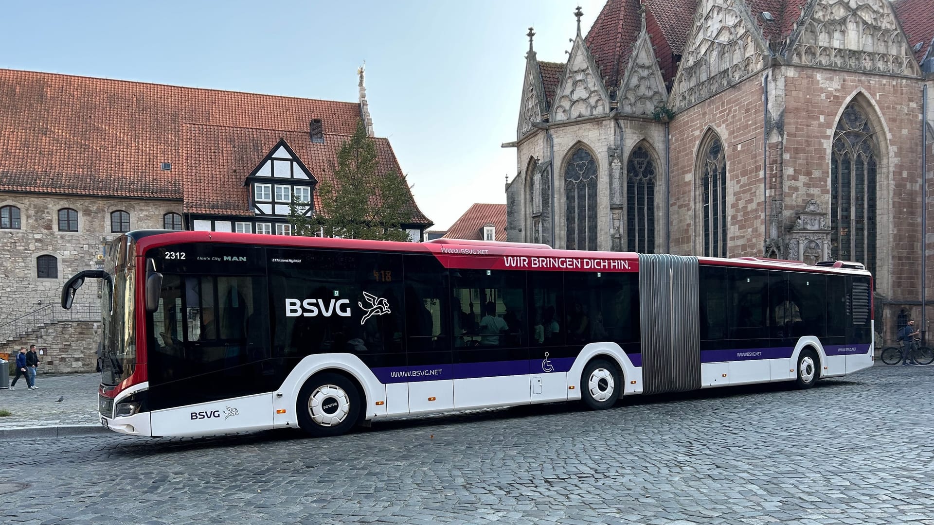 Ein Bus am Braunschweiger Altstadtmarkt: Auch hier werden Tickets künftig teurer.