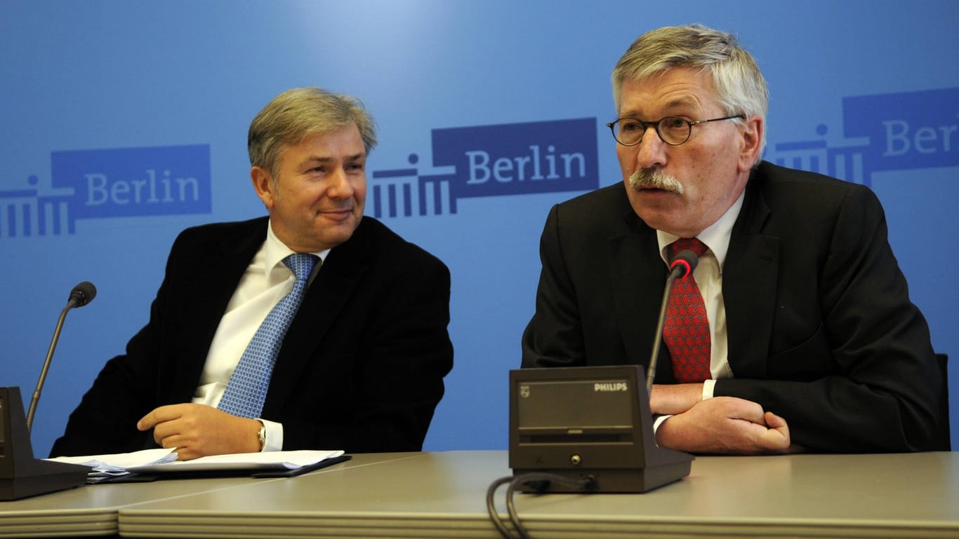 Klaus Wowereit und Thilo Sarrazin während einer Pressekonferenz in Berlin (Archivbild).