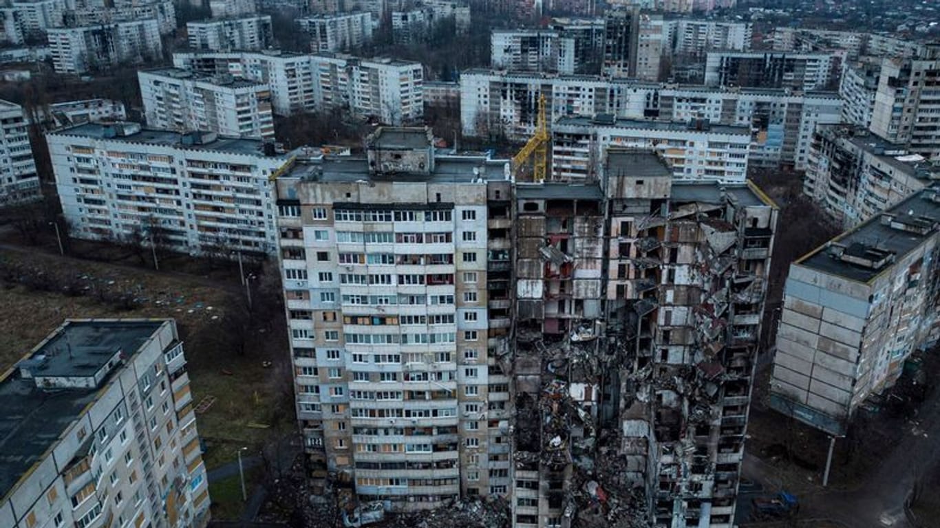 Ein durch Beschuss beschädigtes Wohnhaus im Stadtteil Saltiwka von Charkiw.