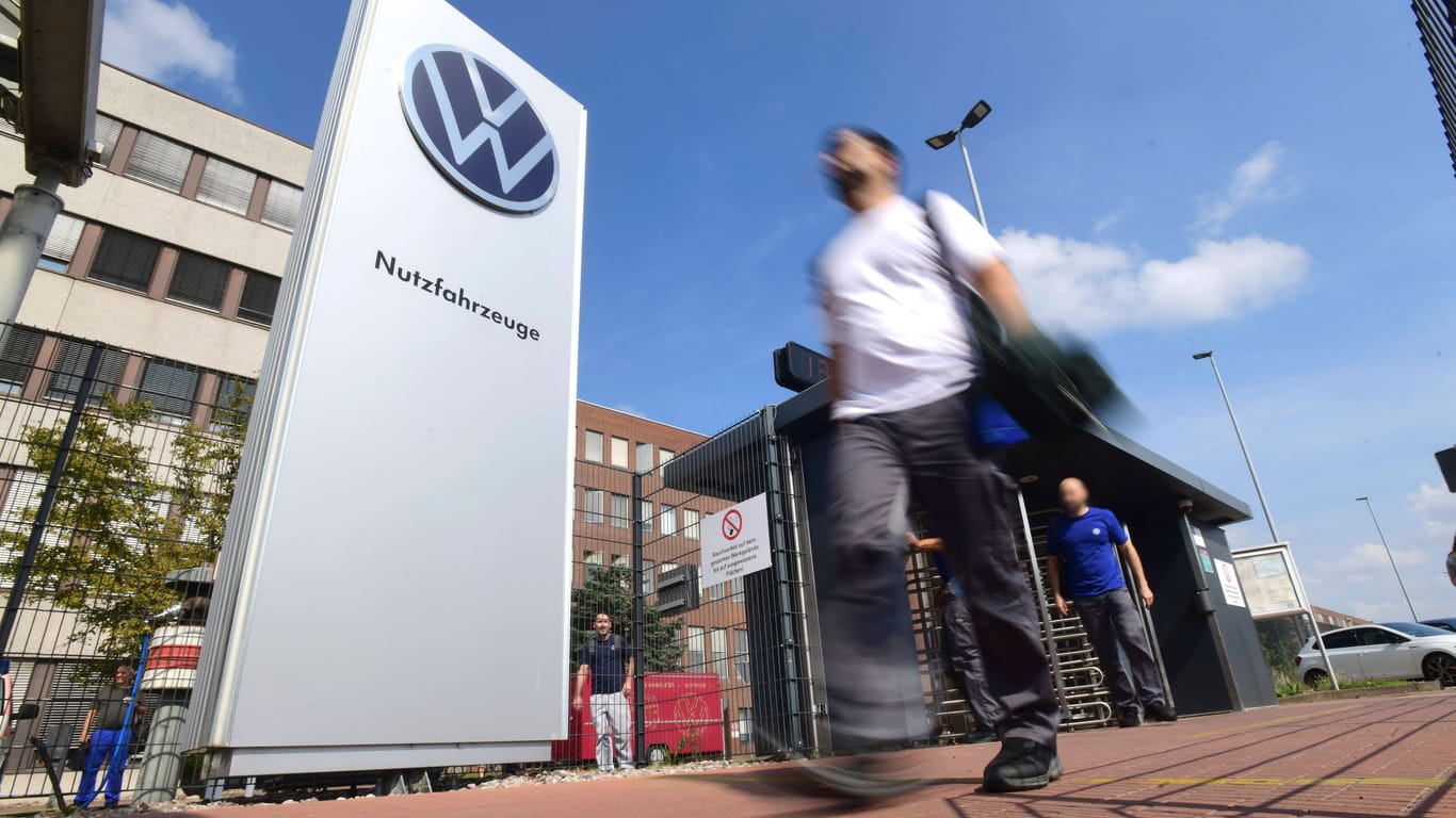 VW-Werk in Stöcken: Nachdem Volkswagen Werkschließungen in Deutschland nicht ausschließt, bangen die Mitarbeiter in Niedersachsen um Arbeitsplätze.