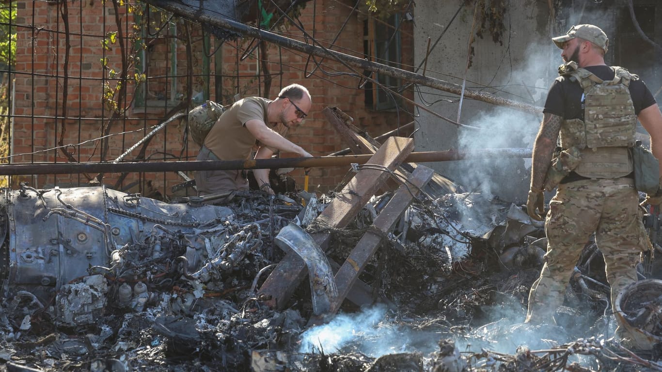 Trümmer in der Ukraine: Sie sollen zu einem von eigenen Kräften abgeschossenen russischen Flieger gehören.