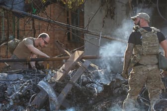 Trümmer in der Ukraine: Sie sollen zu einem von eigenen Kräften abgeschossenen russischen Flieger gehören.