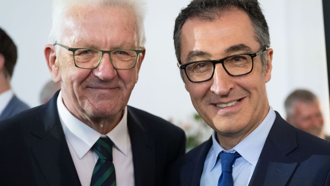 Winfried Kretschmann (l.) und Cem Özdemir (beide Bündnis 90/Die Grünen) bei einem Festakt 2025