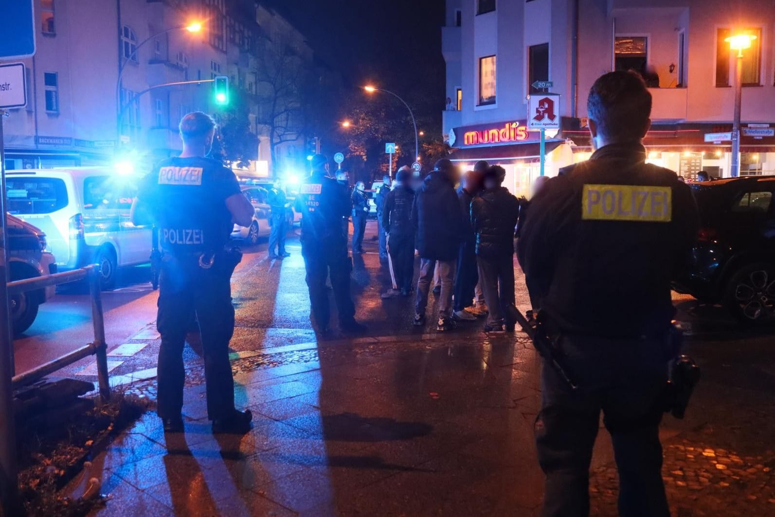 Der Einsatzort: In Niederschöneweide herrschte am Montagabend eine unübersichtliche Lage.