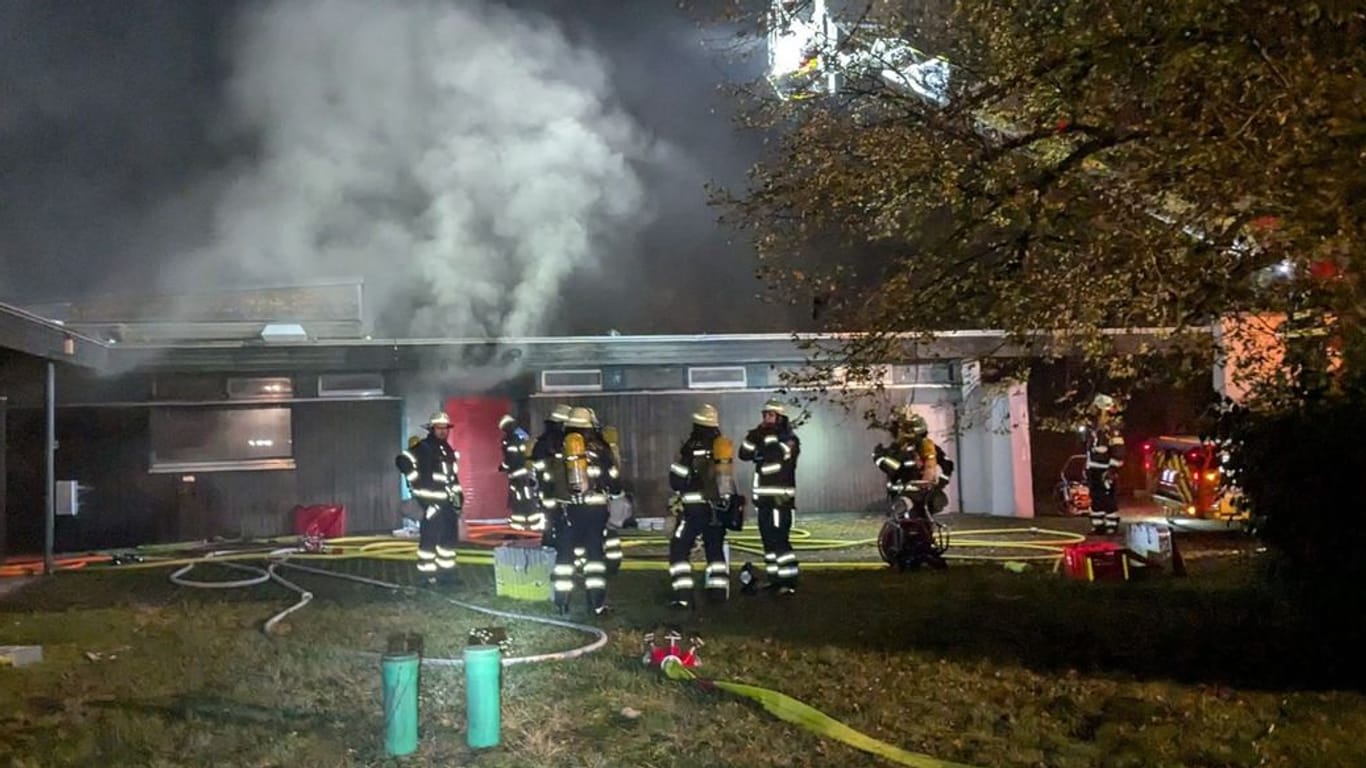 Das Gebäude wurde früher als Notfallunterbringung für Asylsuchende benutzt, mittlerweile nicht mehr.