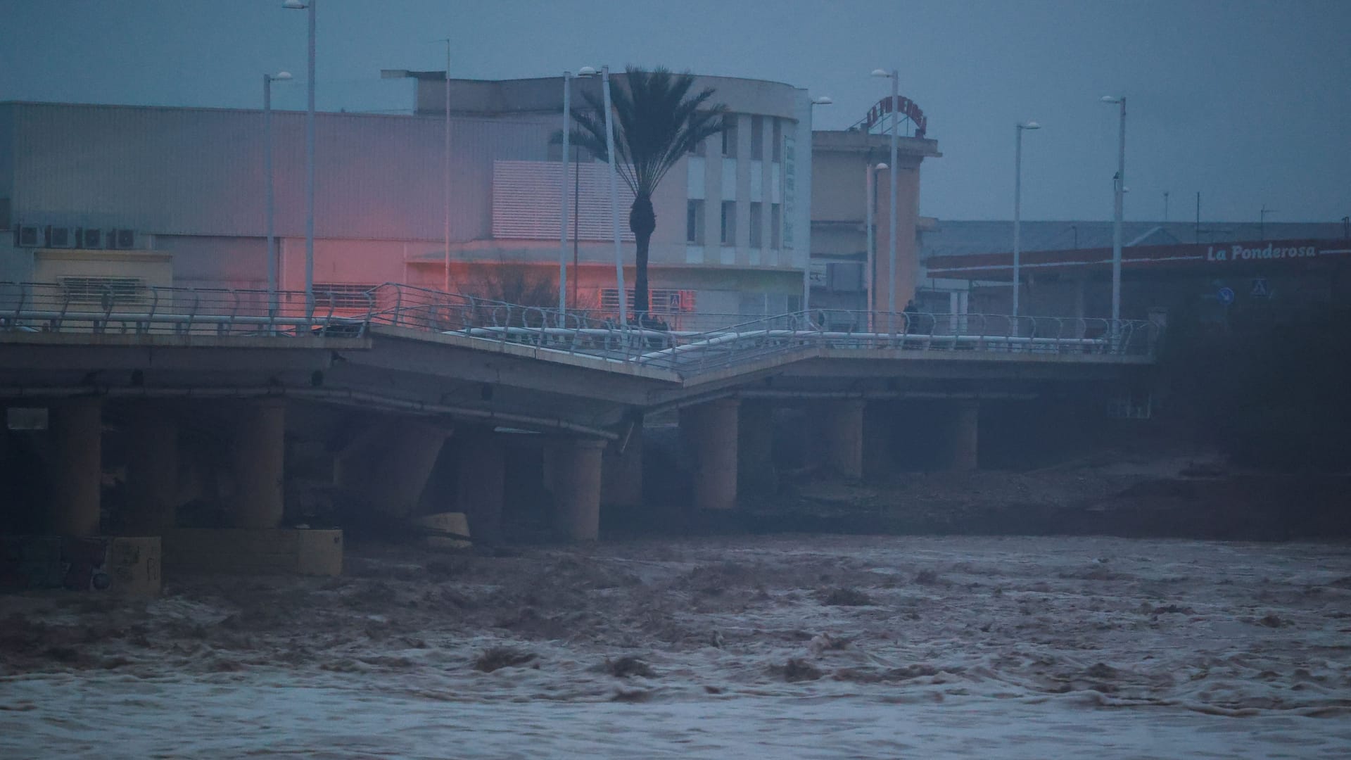 Das Hochwasser hat Teile einer Brücke in Carlet beschädigt, ebenfalls in der Region Valencia.