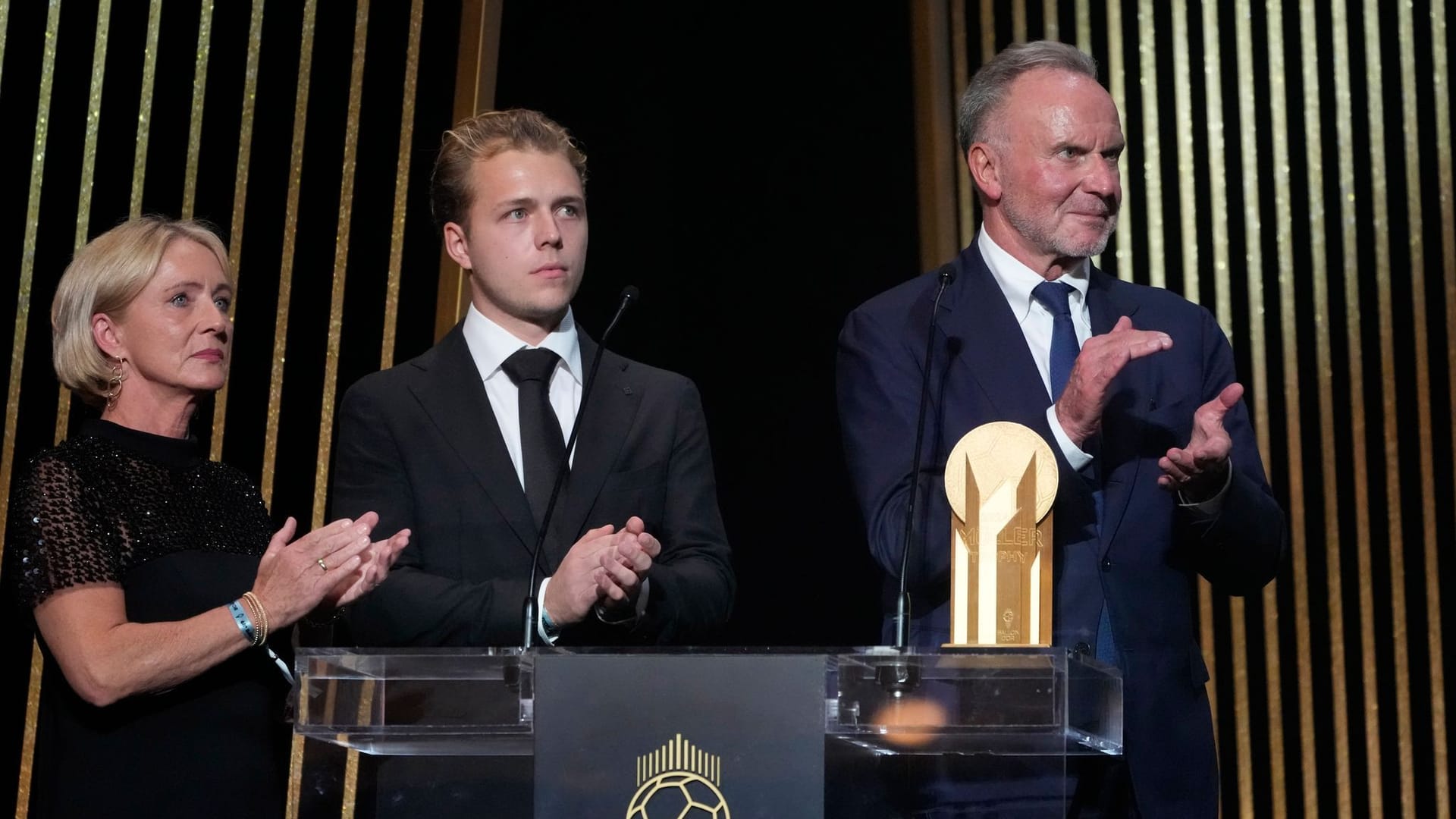 Heidi Beckenbauer, Sohn Joel sowie Karl-Heinz Rummenigge (v.l.n.r.): Sie ehrten den "Kaiser" in Paris.