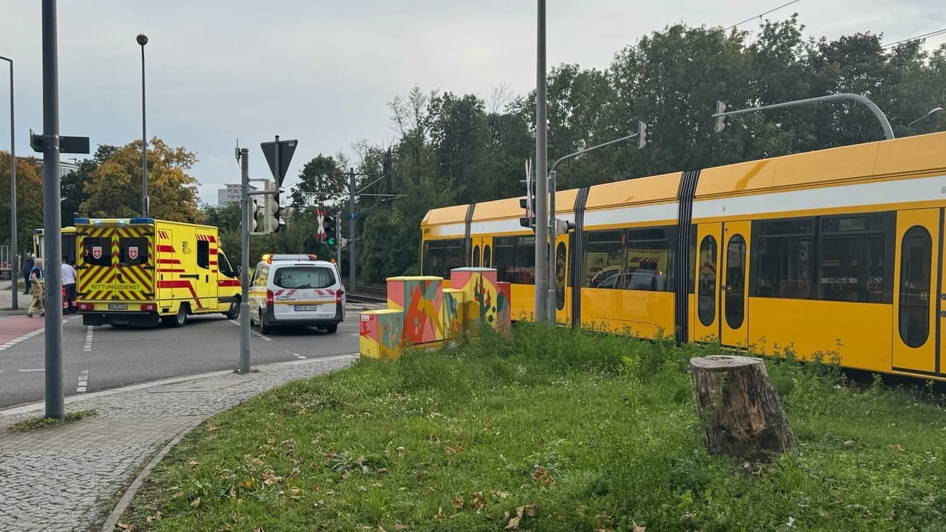 Straßenbahn am Unfallort in der Wilsdruffer Vorstadt: Die Insassen des Autos wurden im Fahrzeug eingeklemmt.