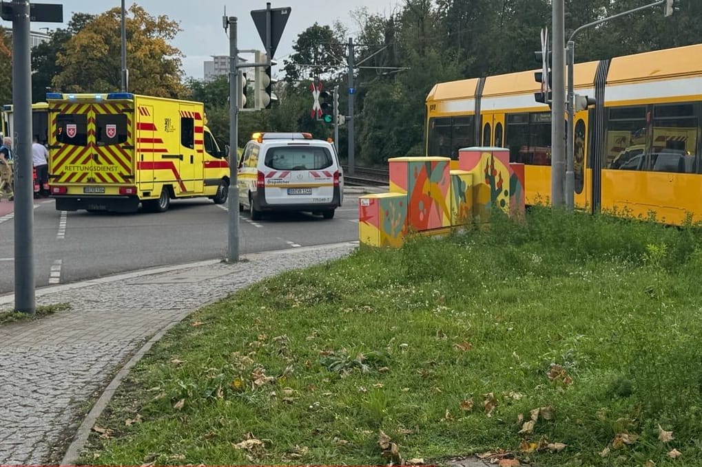 Straßenbahn am Unfallort in der Wilsdruffer Vorstadt: Die Insassen des Autos wurden im Fahrzeug eingeklemmt.