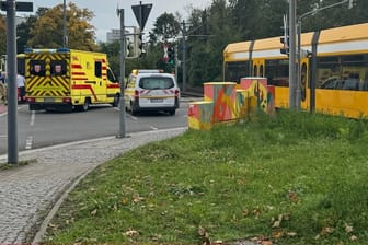 Straßenbahn am Unfallort in der Wilsdruffer Vorstadt: Die Insassen des Autos wurden im Fahrzeug eingeklemmt.