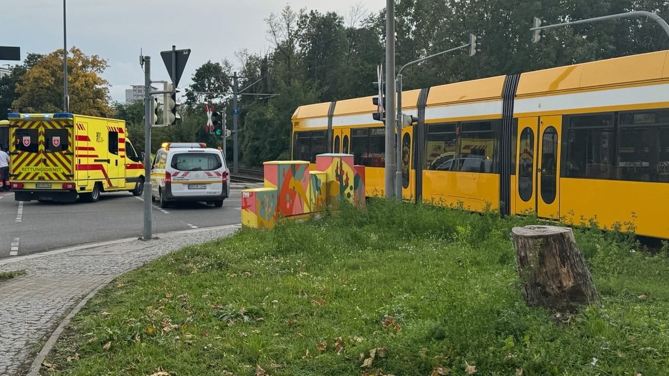 Straßenbahn am Unfallort in der Wilsdruffer Vorstadt: Die Insassen des Autos wurden im Fahrzeug eingeklemmt.