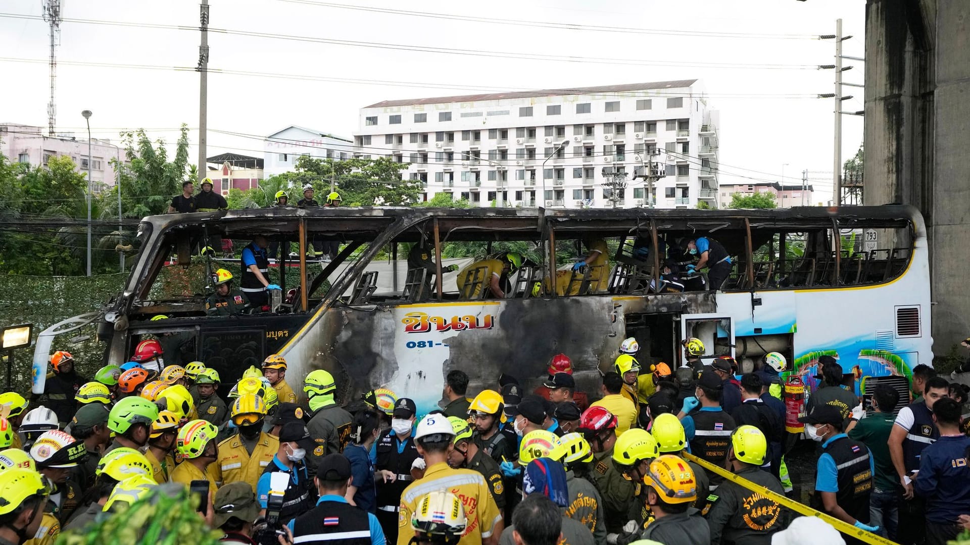 Thailand - Schulbus gerät in Brand