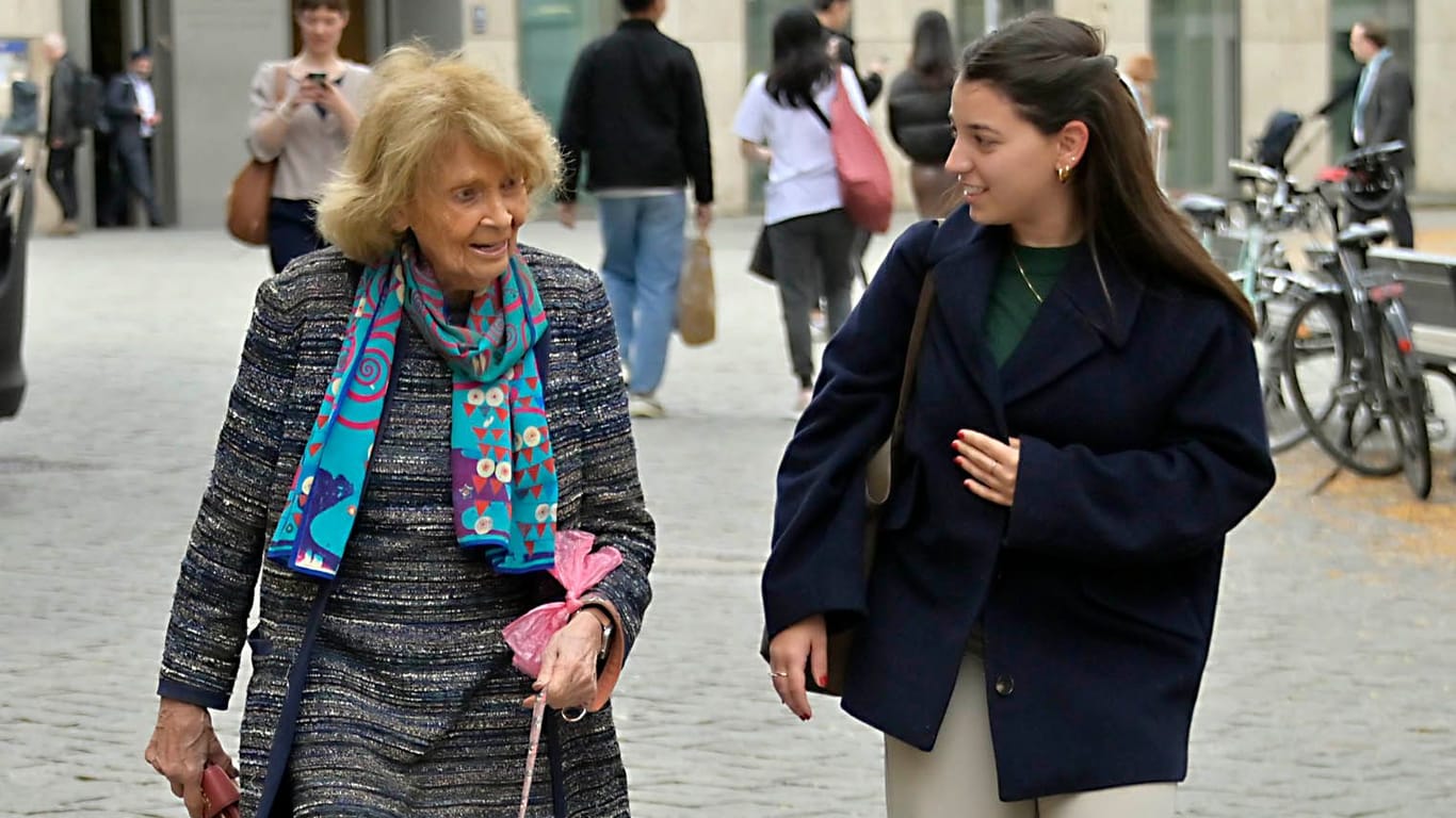 Die Holocaust-Überlebende Charlotte Knobloch bei einem Spaziergang durch München.