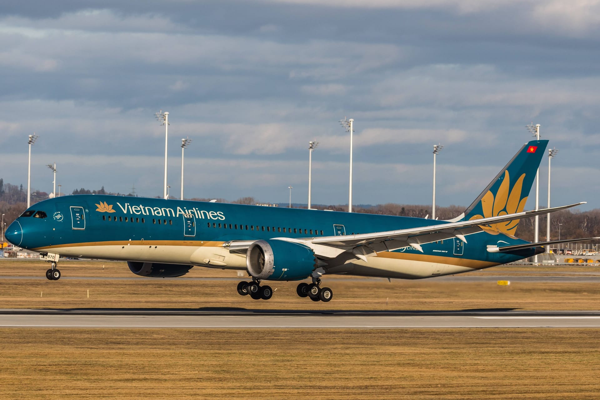 Eine Boeing 787-9 von Vietnam Airlines landet auf dem Flughafen München (Archivbild): Bislang gab es in Deutschland nur ab Frankfurt Direktflüge nach Vietnam.