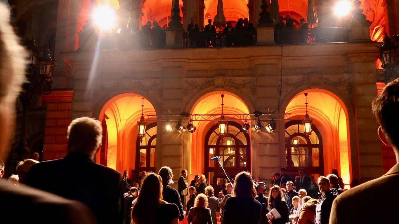 Angemessener Empfang: Vor der Alten Oper war ein roter Teppich ausgebreitet, um die Gäste zu begrüßen.