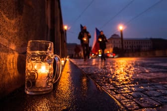 Ein Bierglas in der Prager Altstadt am frühen Morgen (Symbolbild).