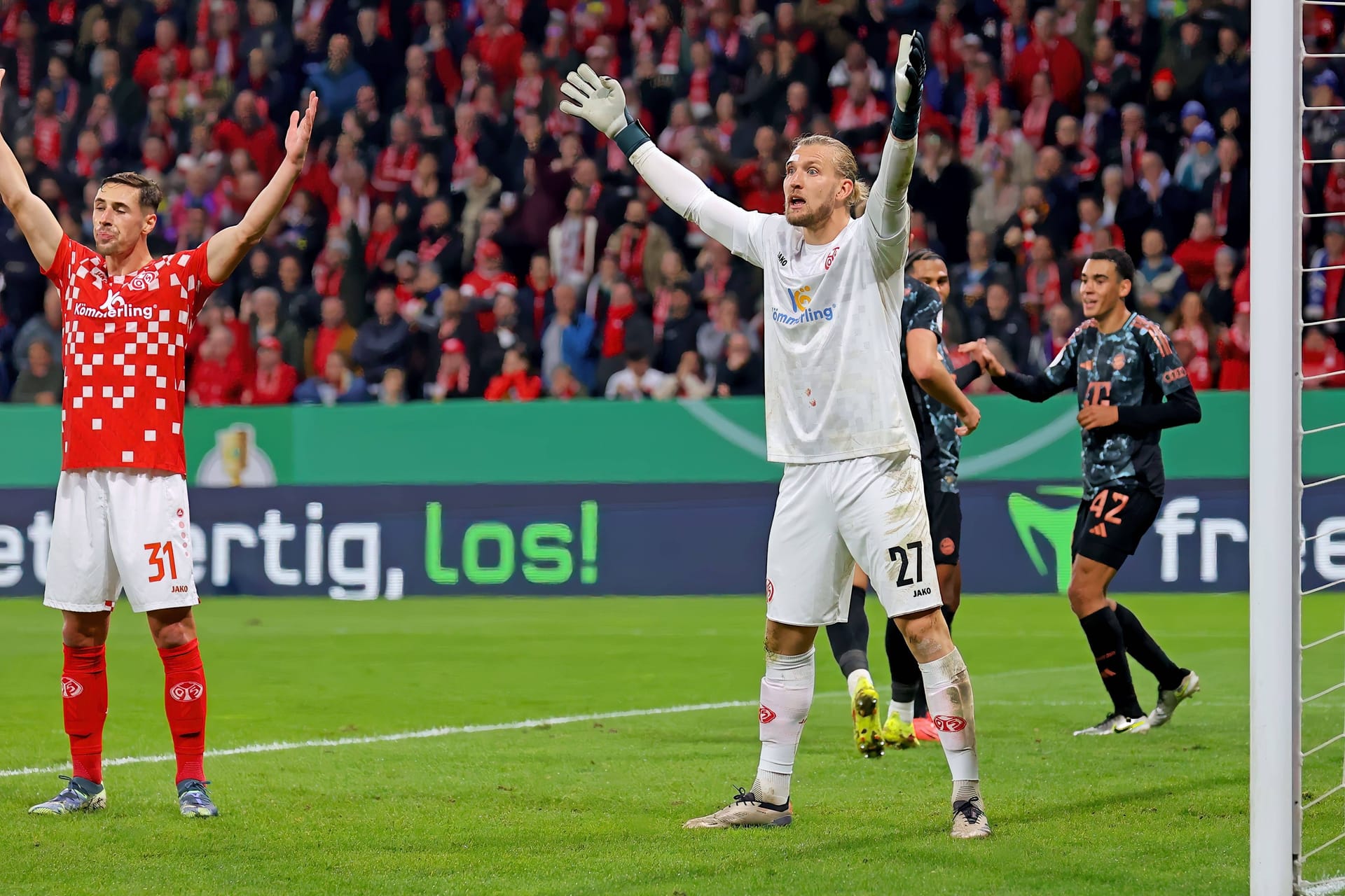 Robin Zentner: Der Mainzer Keeper zeigte einige starke Paraden, musste aber doch viermal hinter sich greifen.