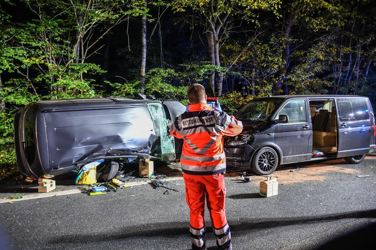 Rettungskräfte an der Unfallstelle in Reinbek bei Hamburg: Drei Unfallbeteiligte bleiben unverletzt.