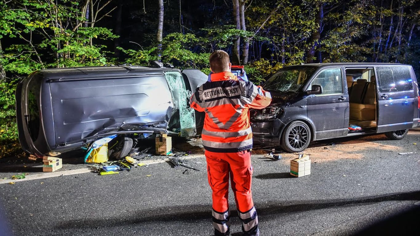 Rettungskräfte an der Unfallstelle in Reinbek bei Hamburg: Drei Unfallbeteiligte bleiben unverletzt.