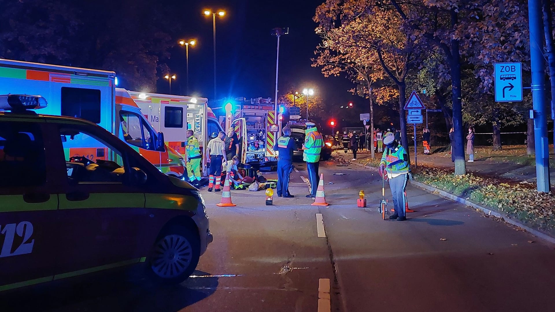 Feuerwehr, Polizei und Rettungsdienst am Unfallort: Neben dem Kleinkind kam ein weiterer Schwerverletzter in eine Klinik.